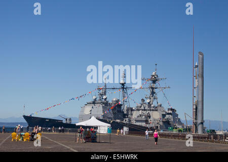 Seattle, Washington, USA. 31. Juli 2014. seafair Flotte Woche, uss chancellorsville (cg62, U.S. Navy) und uss Howard (Ddg 83, U.S. Navy), am Pier 62/63, Seattle, Washington, USA, 31. Juli, 201 Credit: © Marilyn dunstan/alamy leben Nachrichten Stockfoto