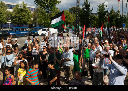 Kopenhagen, Dänemark. 31. Juli 2014. Einige 400 Leute zeigt vor der US-Botschaft in Kopenhagen (Foto, Links Gebäude), Protest gegen die amerikanische Unterstützung Israels und es ist Krieg im Gaza-Streifen. Später zog die Demonstration die paar Kilometer nach der israelischen Botschaft in Kopenhagen. Die Demonstration wurde in 4 Tagen von Privatpersonen über Facebook organisiert. Bildnachweis: OJPHOTOS/Alamy Live-Nachrichten Stockfoto