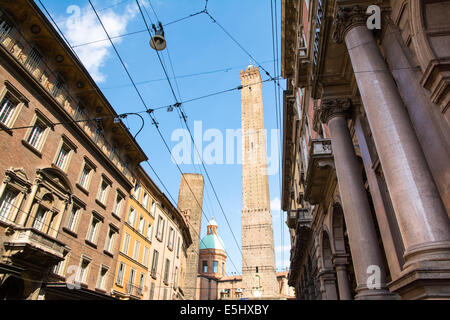 Bologna, Italien-Mai 17, 2014: malerische Aussicht auf die berühmten zwei Türme von Bologna in einen sonnigen Tag Stockfoto