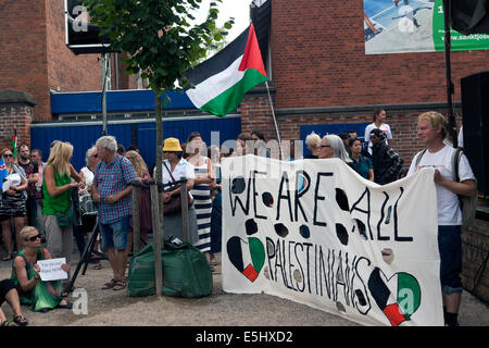 Kopenhagen, Dänemark. 31. Juli 2014. Einige 400 Leute zeigt vor der US-Botschaft in Kopenhagen, Protest gegen die amerikanische Unterstützung Israels und es ist Krieg im Gaza-Streifen. Später zog die Demonstration die paar Kilometer nach der israelischen Botschaft in Kopenhagen. Die Demonstration wurde in 4 Tagen von Privatpersonen über Facebook organisiert. Auf dem großen Foto (Foto, rechts) Staaten zu unterzeichnen: "Wir sind alle Palästinenser". Bildnachweis: OJPHOTOS/Alamy Live-Nachrichten Stockfoto