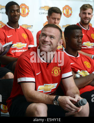 Detroit, Michigan, USA. 1. August 2014. WAYNE ROONEY Lächeln vor der Beantwortung einer Frage wie Manchester United Spieler bei einem Chevrolet-Medien-Event im Renaissance Center empfangen werden. Manchester United spielt Real Madrid am Michigan Stadium Freitag in Ann Arbor. Bildnachweis: Mark Bialek/ZUMA Draht/Alamy Live-Nachrichten Stockfoto