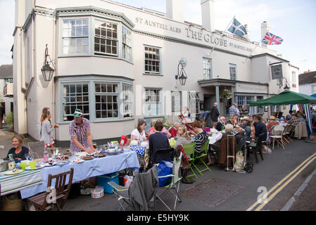 Topsham der längste Tisch Devon UK Bewohner füllen die Straßen und Kai zu feiern Stockfoto