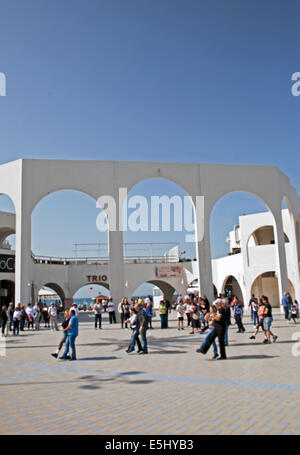 Lokale Tänzer auf der Strandpromenade in der Nähe von Ashdod Strand, Ashdod, Israel Stockfoto