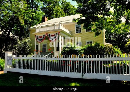 FITZWILLIAM, NEW HAMPSHIRE: The Fitzwilliam Public Library ist im Hause umgeben von einem weißen Lattenzaun aus dem 18. Jahrhundert untergebracht. Stockfoto