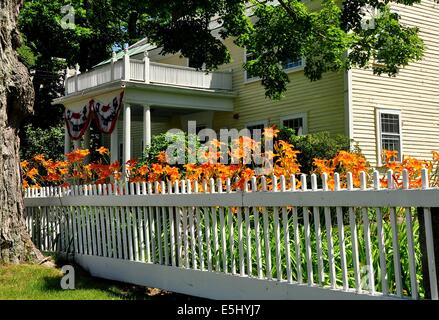 FITZWILLIAM, NEW HAMPSHIRE: Orange Tag Lilien und der Fitzwilliam Public Library Stockfoto