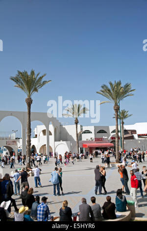 Lokale Tänzer auf der Strandpromenade in der Nähe von Ashdod Strand, Ashdod, Israel Stockfoto