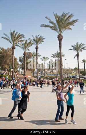 Lokale Tänzer auf der Strandpromenade in der Nähe von Ashdod Strand, Ashdod, Israel Stockfoto