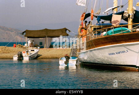 AJAXNETPHOTO - GÖCEK, TÜRKEI. - IDYLLISCHE FERIEN; EIN GULET, DAS IN DER BUCHT VERTÄUT IST. FOTO: JONATHAN EASTLAND/AJAX REF:0506 30 Stockfoto