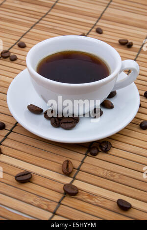 Kaffeetasse Auf Bambusmatte Stockfoto