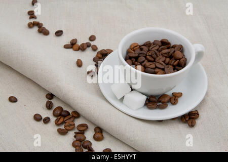 Kaffeetasse Voller Bohnen Mit Zucker Stockfoto