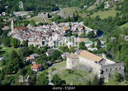 LUFTAUFNAHME. Hoch gelegene Burg mit Blick auf die befestigte Stadt im Upper Verdon Valley. Colmars-les-Alpes, Alpes-de-Haute-Provence, Frankreich. Stockfoto