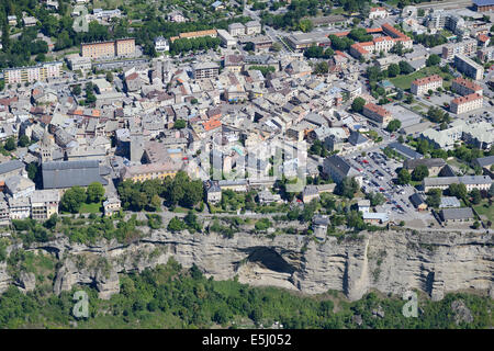 LUFTAUFNAHME. Historische Stadt, die auf einer Flussterrasse im Durance-Tal oberhalb des Serre-Ponçon-Sees erbaut wurde. Embrun, Hautes-Alpes, Frankreich. Stockfoto