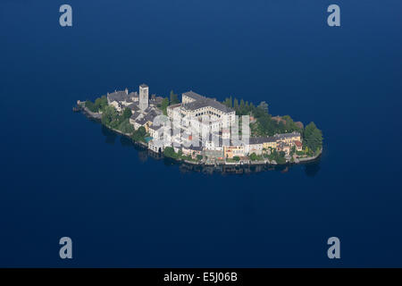 LUFTAUFNAHME. Basilika St. Julius und Benediktinerabtei Mater ecclesiae. Insel San Giulio, Ortasee, Provinz Novara, Piemont, Italien. Stockfoto