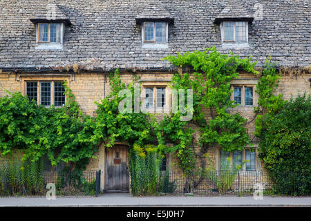 Old Inn entlang Hautpstraße, Bourton-on-the-Water, die Cotswolds, Gloucestershire, England Stockfoto