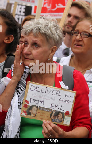 London, UK. 1. August 2014. Eine Frau ist mit Emotionen während der Demonstration überwinden. Bildnachweis: David Mbiyu / Alamy Live News Stockfoto