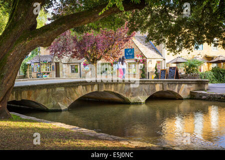 Abend am Bourton-on-the-Water, gepflegtes, Gloucestershire, England Stockfoto