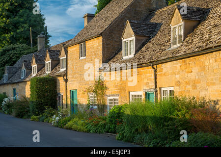 Zeile der angehängten Cottages in Snowshill, Cotswolds, Gloucestershire, England Stockfoto