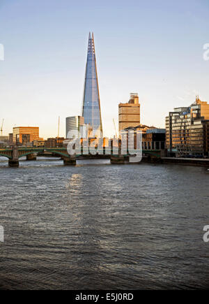 Blick auf die Themse, Southwark Bridge und die Scherbe in Entfernung, London, England, Vereinigtes Königreich Stockfoto