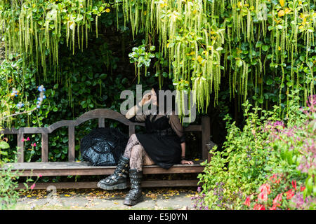 30. Juli 2014. Kingswear, Devon, England. Eine junge Dame gekleidet wie ein Goth posiert für die Kamera auf einem Landsitz in Devon. Stockfoto