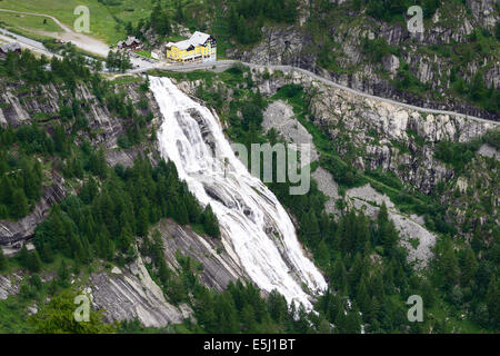 143 Meter hoher Del Toce Wasserfall. Val Formazza, Provinz Verbano-Cusio-Ossola, Piemont, Italien. Stockfoto