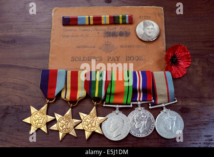 Original australische Armee Weltkrieg Kampagne Medaillen mit Soldiers Pay Buch und ID Foto Stockfoto