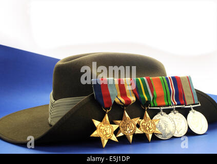 Australische Armee Schlapphut mit dem zweiten Weltkrieg Kampagne Medaillen mit Happy Anzac Day Text oder Kopie Probenraum Stockfoto