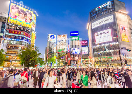 Die Shibuya Crossing in der Nacht, Tokyo, Japan Stockfoto