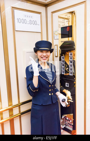 Aufzug-Operator im Kaufhaus Takashimaya, Tokyo, Japan Stockfoto