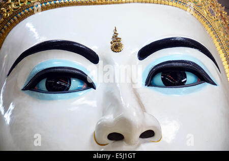 Kyauk Htat Gyi liegenden Buddha oder Chauk Htat Gyi liegende Buddha-Statue Kyauk Htat Gyi Pagode in Yangon, Birma Stockfoto