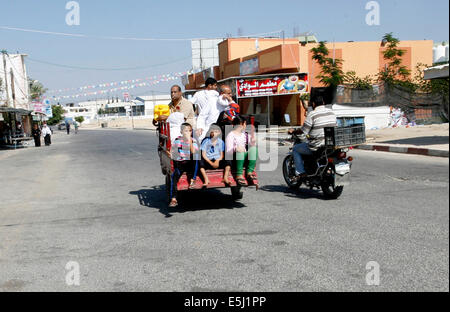 Gaza. 1. August 2014. Palästinensische Familien fliehen ihre Häuser in Rafah im südlichen Gazastreifen zu einem sichereren Ort nach israelischen Militärschläge auf ihre Nachbarschaft. Eine Waffenruhe in Gaza wurde nur wenige Stunden nach ihrem am Freitag, mit mindestens 70 Palästinenser getötet durch israelischen Beschuss und Israel beschuldigte militante Beginn des Verstoßes gegen die USA und UNO vermittelten Waffenstillstand von Raketen-und Granatwerfer. Der 72-Stunden-Pause angekündigt durch US-Außenminister John Kerry und UN-Kredit: PACIFIC PRESS/Alamy Live News Stockfoto