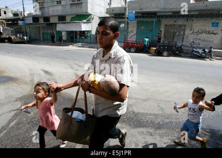 Gaza. 1. August 2014. Palästinensische Familien fliehen ihre Häuser in Rafah im südlichen Gazastreifen zu einem sichereren Ort nach israelischen Militärschläge auf ihre Nachbarschaft. Eine Waffenruhe in Gaza wurde nur wenige Stunden nach ihrem am Freitag, mit mindestens 70 Palästinenser getötet durch israelischen Beschuss und Israel beschuldigte militante Beginn des Verstoßes gegen die USA und UNO vermittelten Waffenstillstand von Raketen-und Granatwerfer. Der 72-Stunden-Pause angekündigt durch US-Außenminister John Kerry und UN-Kredit: PACIFIC PRESS/Alamy Live News Stockfoto