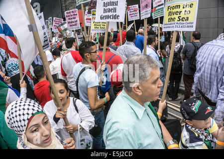 New York City, USA. 1. August 2014. Diverse pro-Palästina-Demonstranten auf 58th Street in der Nähe von Columbus Circle halten Schilder Verurteilung Israels. Bildnachweis: Dorothy Alexander/Alamy Live-Nachrichten Stockfoto