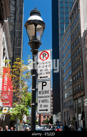 Verkehrszeichen auf einen Laternenpfahl in der Innenstadt von Montreal, Québec, Kanada. Stockfoto