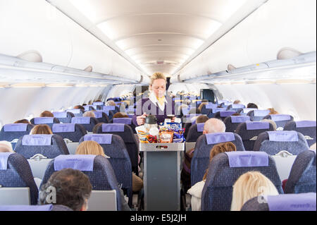 Monarch Airlines bietet Snacks vom Getränkegußwagen, Großbritannien Stockfoto
