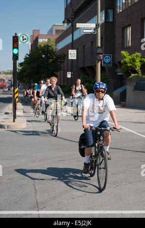 Radfahrer auf einem Radweg in der Innenstadt von Montreal, Québec, Kanada reisen. Stockfoto