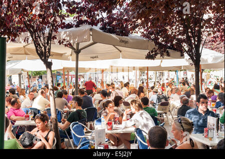 Personen an Tischen überfüllten Bar an der Plaza de Santa Ana, Barrio de Las Letras, Madrid, Spanien Stockfoto