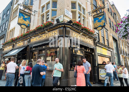 Menschen trinken vor dem Hund und Ente Pub in Soho, London, England, UK Stockfoto