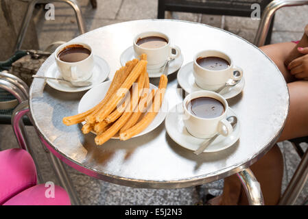 Churros und Schokolade Heißgetränke in der Schokolateria San Gines, Madrid, Spanien Stockfoto