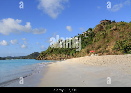 Vermietung von Ferienhäusern auf einem Hügel mit Blick auf die Karibik in Antigua Barbuda in der Karibik West Indies in der Nähe von Valley Kirche Strand. Stockfoto