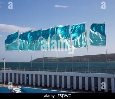 Fahnen über die Jubilee Pool, Penzance, Cornwall, UK, eine Art-Déco-Lido um King George V-Jubiläums im Jahre 1935. Stockfoto