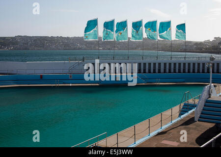 Fahnen über die Jubilee Pool, Penzance, Cornwall, UK, eine Art-Déco-Lido um King George V-Jubiläums im Jahre 1935. Stockfoto