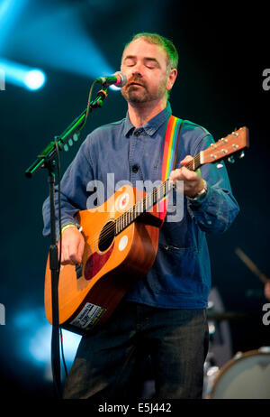 Dorset, UK. 1. August 2014. Steve Mason auf der Bühne am Camp Bestival Lulworth Castle & Park, East Lulworth, Wareham, Dorset 1. August 2014 Credit: Brian Jordan/Alamy Live News Stockfoto