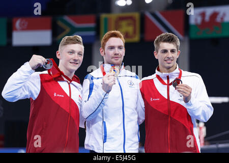 SSE Hydro, Glasgow, Schottland, Großbritannien, Freitag, August 2014. Glasgow 2014 Commonwealth Games, künstlerische Gymnastik der Männer, Finale mit einzelnen parallelen Takten, Medaillenzeremonie. Von links nach rechts. Nile Wilson England Silber, Daniel Purvis Schottland Gold, Max Whitlock England Bronze Stockfoto