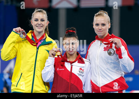 SSE Hydro, Glasgow, Schottland, Großbritannien, Freitag, August 2014. Glasgow 2014 Commonwealth Games, Women’s Artistic Gymnastics Individual Floor Final, Medal Ceremony. Von links nach rechts. Lauren Mitchell Australia Silver, Claudia Fragapane England Gold, Elisabeth Black Canada Bronze Stockfoto