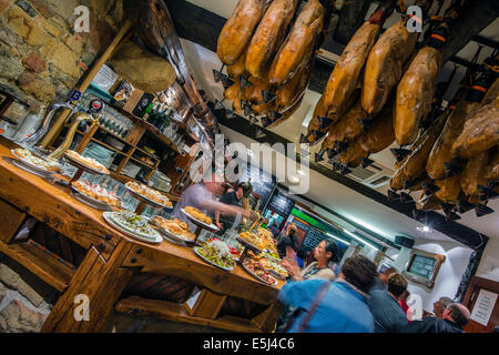 Pinchos oder Pintxos serviert in einer Bar von Donostia San Sebastian, Gipuzkoa, Baskenland, Spanien Stockfoto