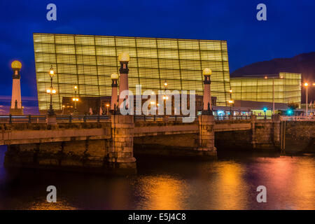 Zurriola Brücke und Kursaal Kongresszentrum und Auditorium hinter Donostia San Sebastian, Gipuzkoa, Baskisches Land, Spanien Stockfoto