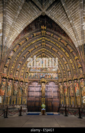 Kunstvoll geschnitzte gotische Türe in Santa Maria de lo Reyes Kirche, Laguardia, Alava, Baskenland, Spanien Stockfoto