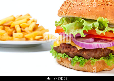 Pommes Frites und große Cheeseburger Stockfoto