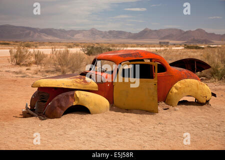 Autowrack in der Wüste von Solitaire, Namibia, Afrika Stockfoto