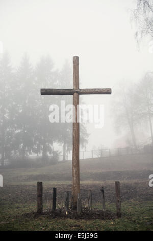 Christliches Kreuz im Nebel Stockfoto